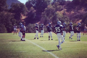 Студенты Villanova Preparatory School играют в американский футбол