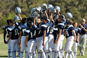 Студенты Villanova Preparatory School играют в американский футбол