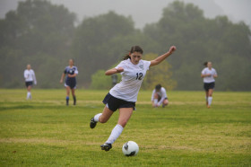 Студенты Villanova Preparatory School играют в футбол