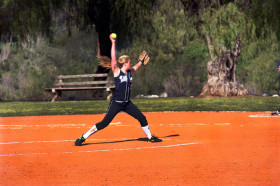 Студенты Villanova Preparatory School играют в бейсбол