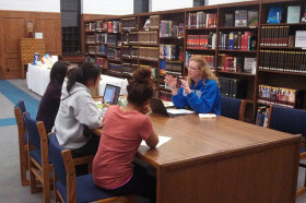 Студенты Wayland Academy в библиотеке