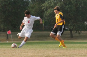 Студенты Wayland Academy играют в футбол