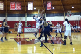 Студенты Wayland Academy играют в баскетбол