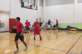 Студенты Saint Andrew's School играют в баскетбол