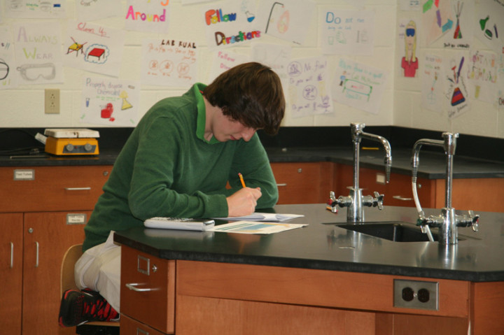 Студенты West Nottingham Academy на занятиях по химии