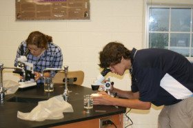 Студенты West Nottingham Academy на занятиях по химии