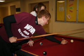 Студенты West Nottingham Academy играют в бильярд