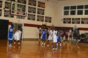 Студенты West Nottingham Academy играют в баскетбол