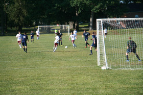 Студенты West Nottingham Academy играют в футбол