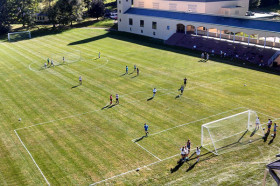 Студенты Westover School играют в футбол