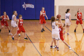 Студенты Wilbraham & Monson Academy играют в баскетбол