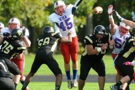 Студенты Wilbraham & Monson Academy играют в американский футбол