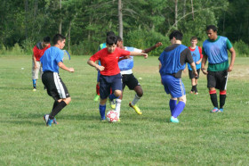 Студенты Wilbraham & Monson Academy играют в футбол