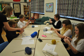 Студенты Albert College учатся вязать