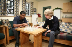 Студенты Albert College играют в шахматы