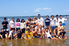 Студенты Albert College на пляже