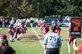 Студенты Ashbury College играют в американский футбол