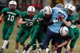 Студенты Ashbury College играют в американский футбол