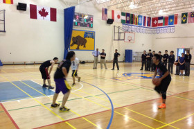 Студенты Bodwell High School играют в баскетбол