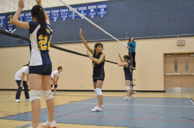 Студенты Bodwell High School играют в волейбол