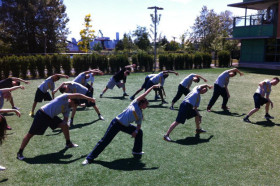 Студенты Bodwell High School делают зарядку