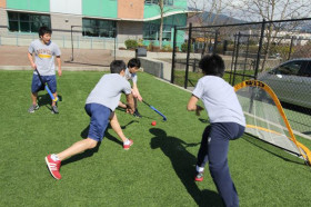 Студенты Bodwell High School играют в хоккей на траве