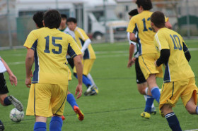 Студенты Bodwell High School играют в футбол