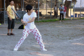 Студенты Bodwell High School играют в бейсбол