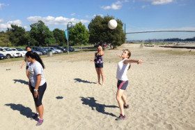 Студенты Bodwell High School играют в волейбол на пляже