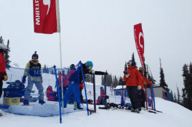 Студенты Bodwell High School катаются на лыжах