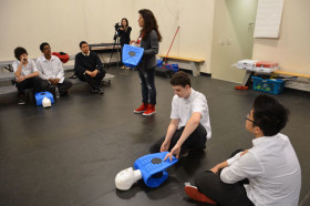 Студенты Bond Academy учатся оказывать первую помощь