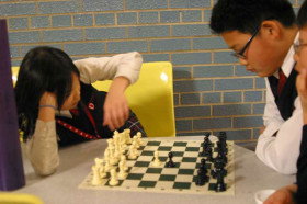 Студенты Bond Academy играют в шахматы