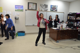 Студенты Bond Academy поют в караоке