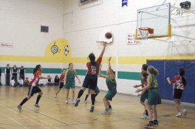 Студенты Bond Academy играют в баскетбол