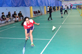 Студенты Bond Academy играют в бадминтон