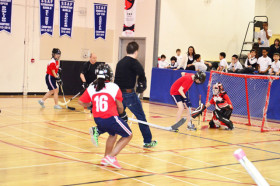 Студенты Bond Academy играют в хоккей в спортивном зале