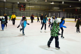 Студенты Bond Academy катаются на коньках