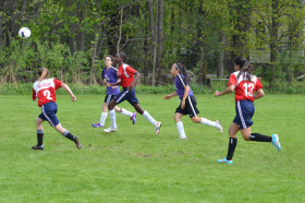 Студенты Bond Academy играют в футбол