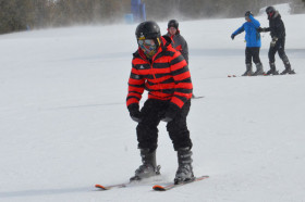 Студенты Bond Academy катаются на лыжах