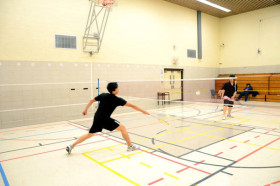 Студенты Columbia International College of Canada играют в бадминтон