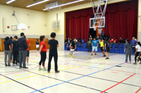 Студенты Columbia International College of Canada играют в баскетбол