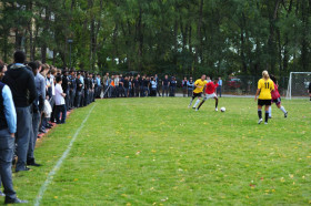 Студенты Columbia International College of Canada играют в футбол