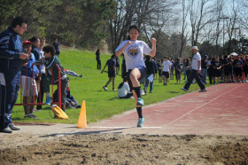 Студенты Fieldstone Day School занимаются прыжками в длину