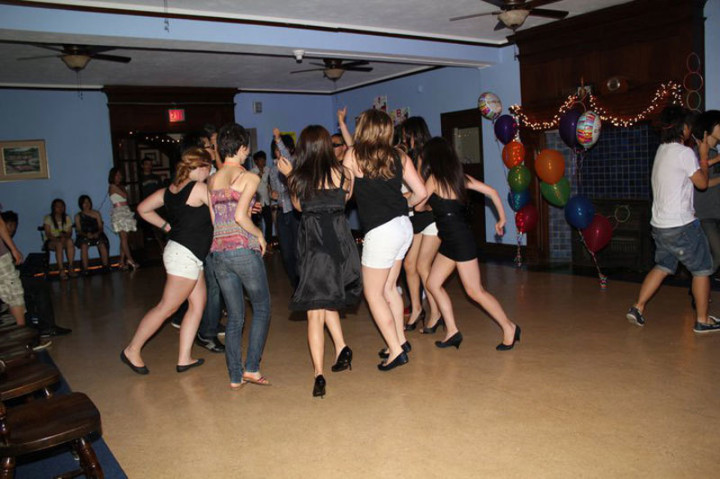 Студенты Fulford Academy на дискотеке