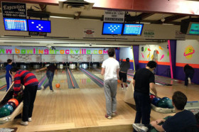 Студенты Fulford Academy играют в боулинг