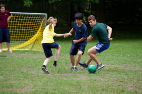 Студенты Fulford Academy играют в футбол