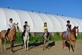 Студенты Fulford Academy занимаются конным спортом