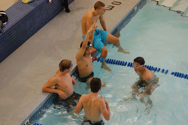 Студенты King’s-Edgehill School в бассейне