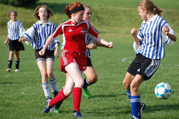 Студенты King’s-Edgehill School играют в футбол