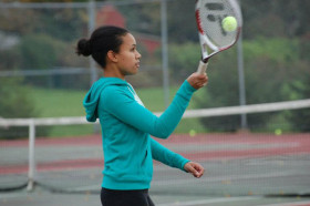 Студенты King’s-Edgehill School играют в теннис